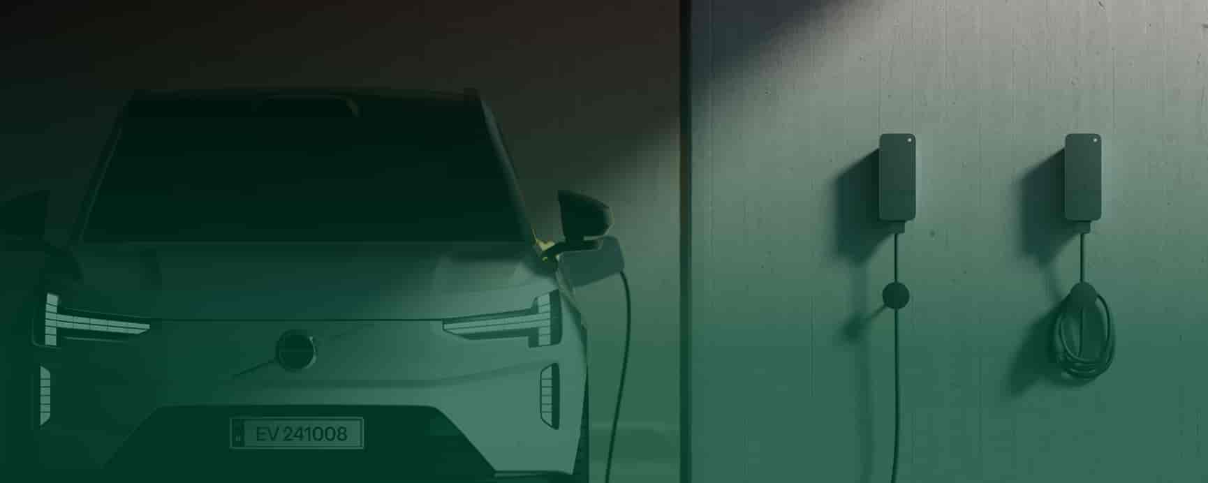 To Amina C ladebokse monteret på væg med parkeret bil med ladekabel