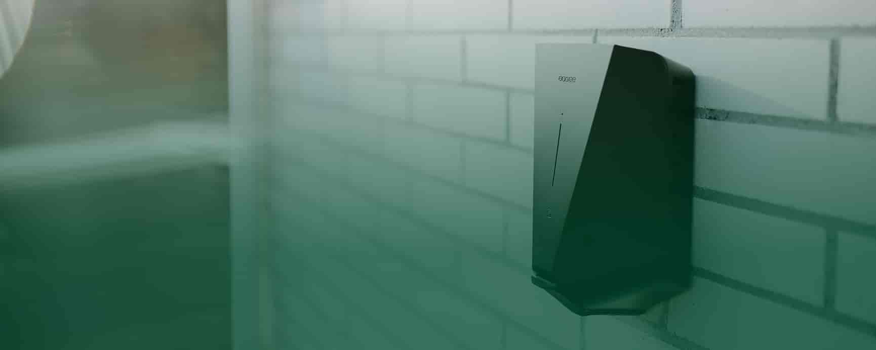 To Amina C ladebokse monteret på væg med parkeret bil med ladekabel