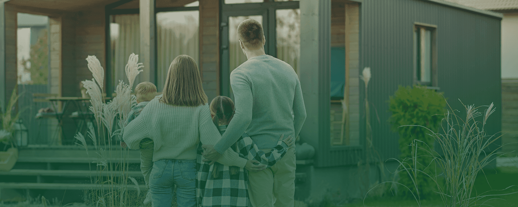 familie krammer foran deres hus