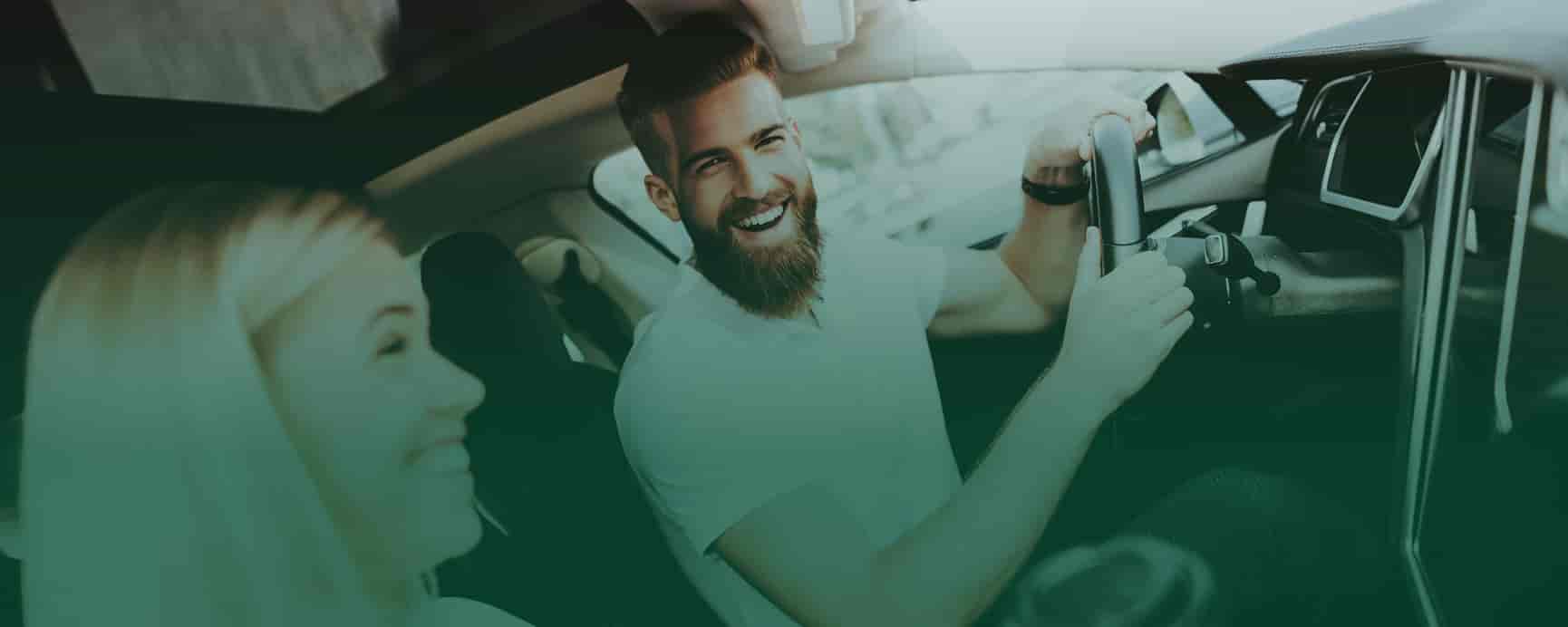 elbil oplader mens kvinde står op af bilen