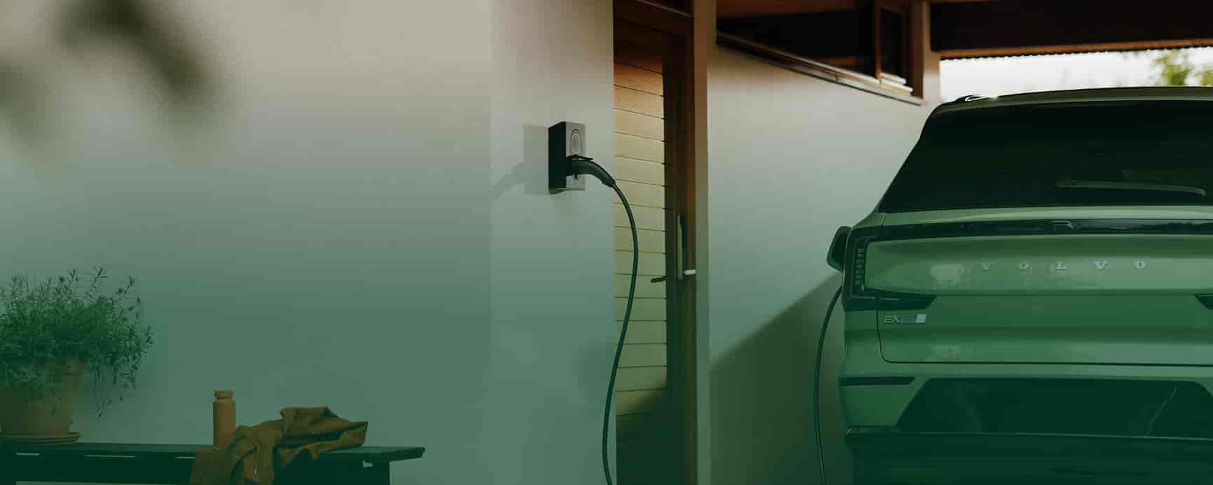 Kvinde er ved at sætte ladestik i zaptec go ladeboks