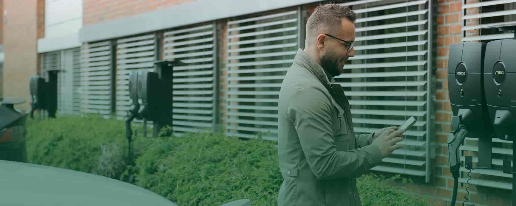 mand oplader med zaptec pro på parkeringsplads