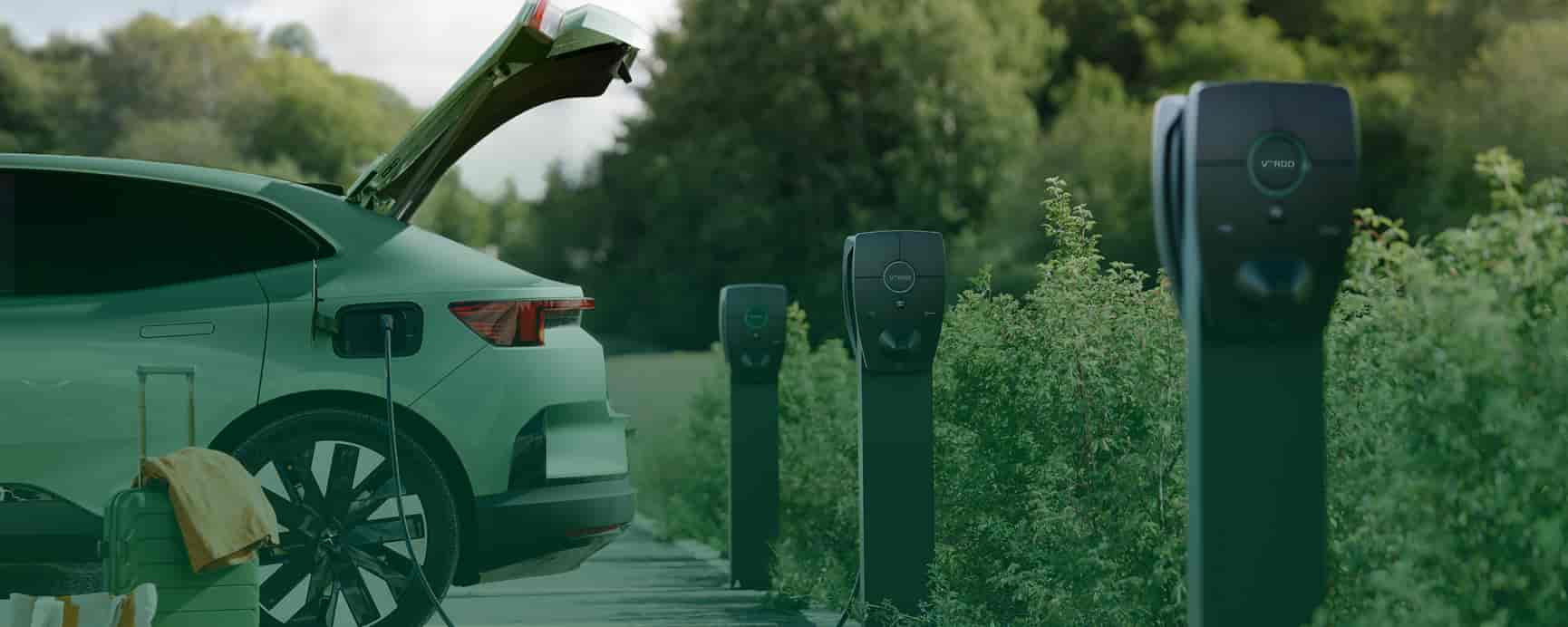 mand oplader med zaptec pro på parkeringsplads