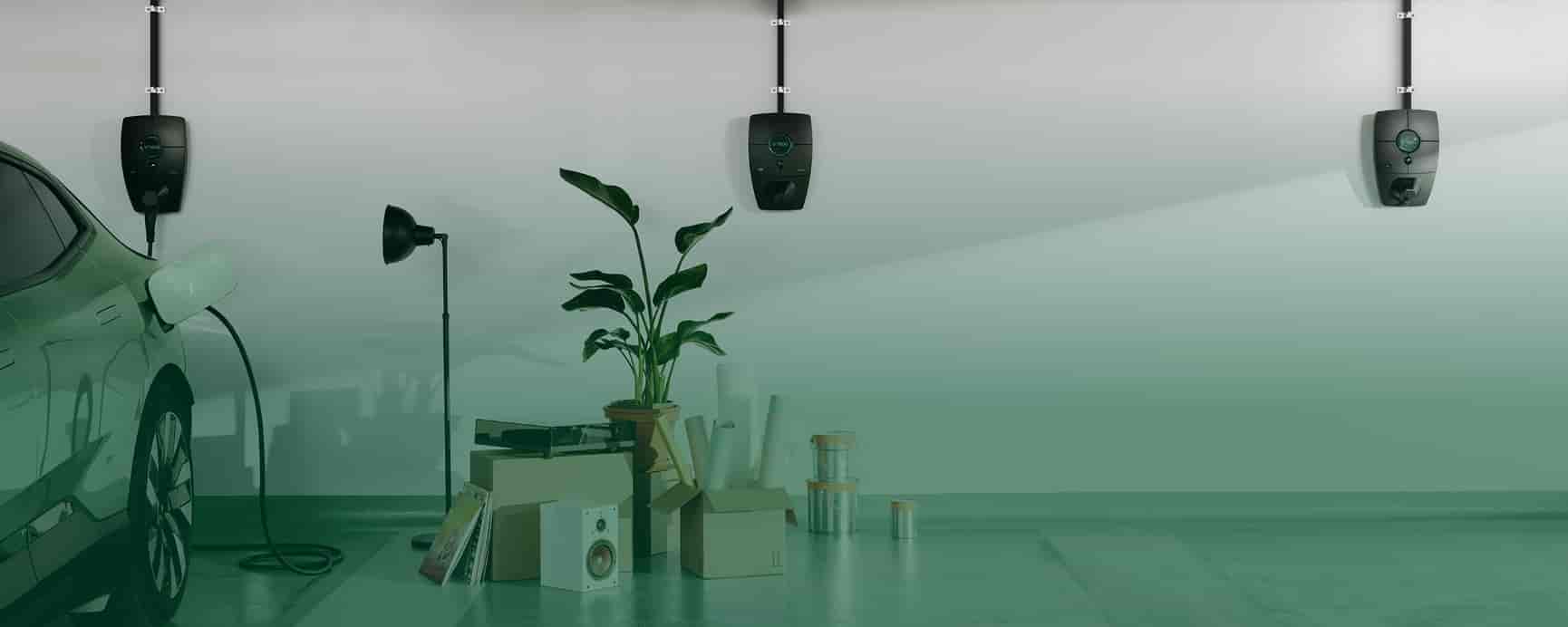 mand står foran 2 zaptec pro ladestandere