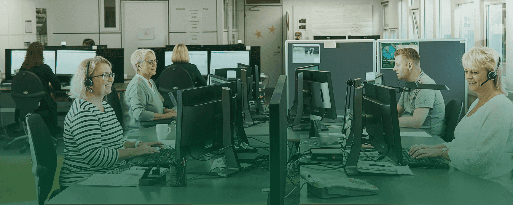 Kunderservice team sidder på kontor