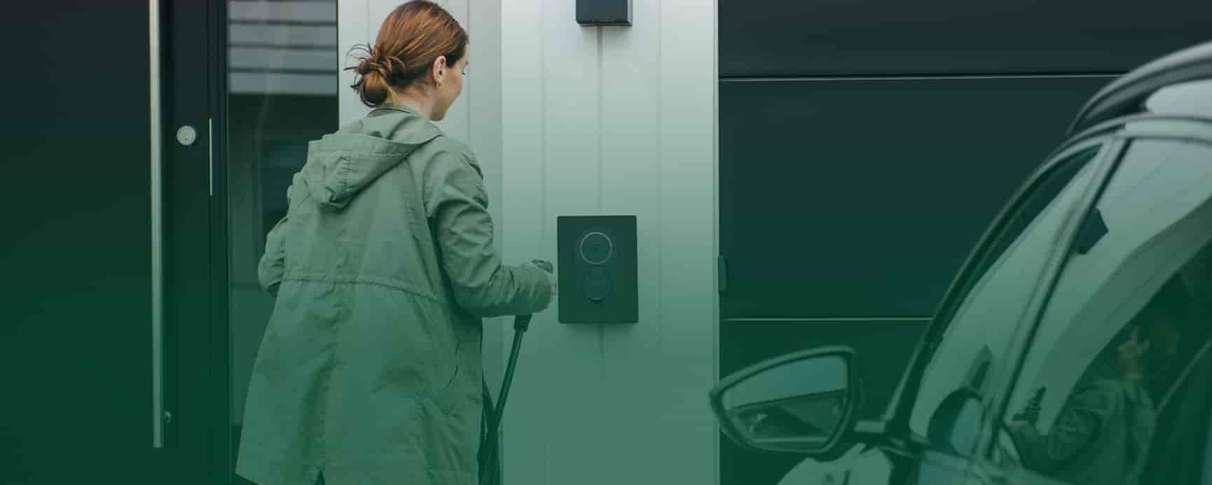 Kvinde er ved at sætte ladestik i zaptec go ladeboks