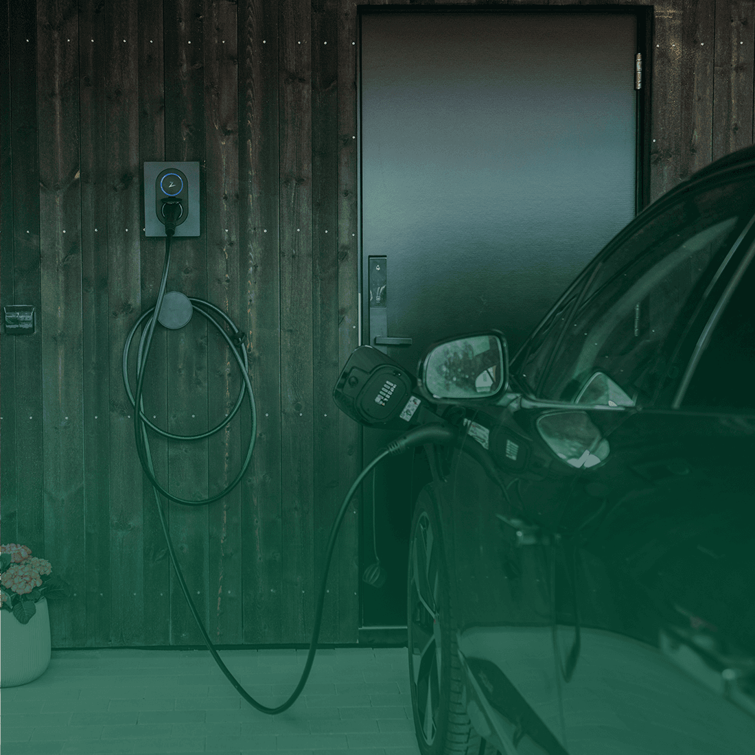 Sort elbil lader i carport 