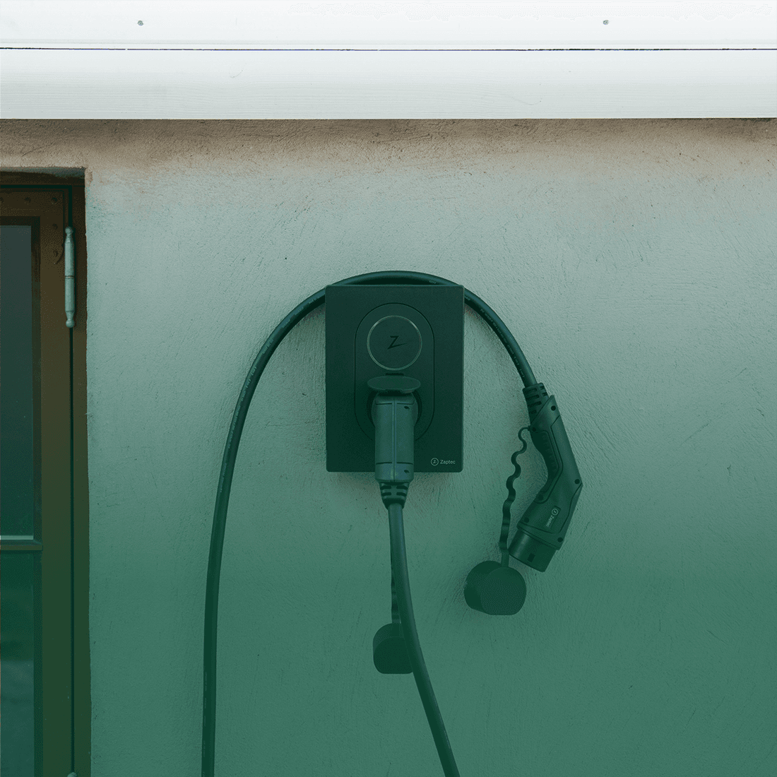 Zaptec go ladeboks med ladekabel monteret på husmur