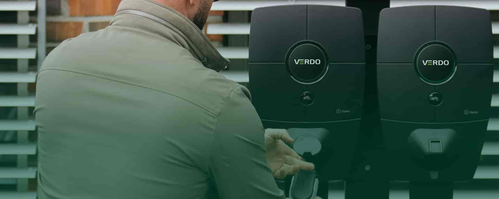 mand står foran 2 zaptec pro ladestandere