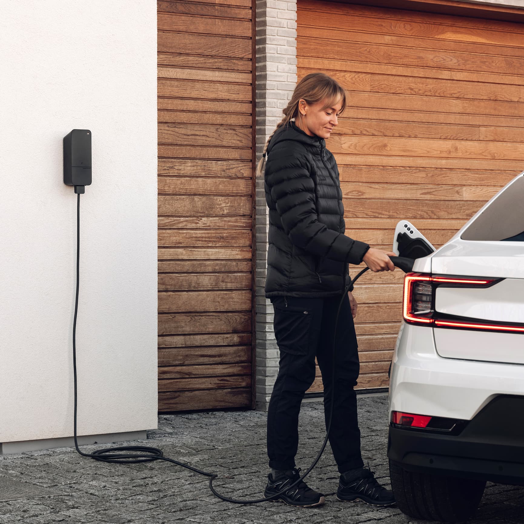 Amina C ladeboks monteret på væg