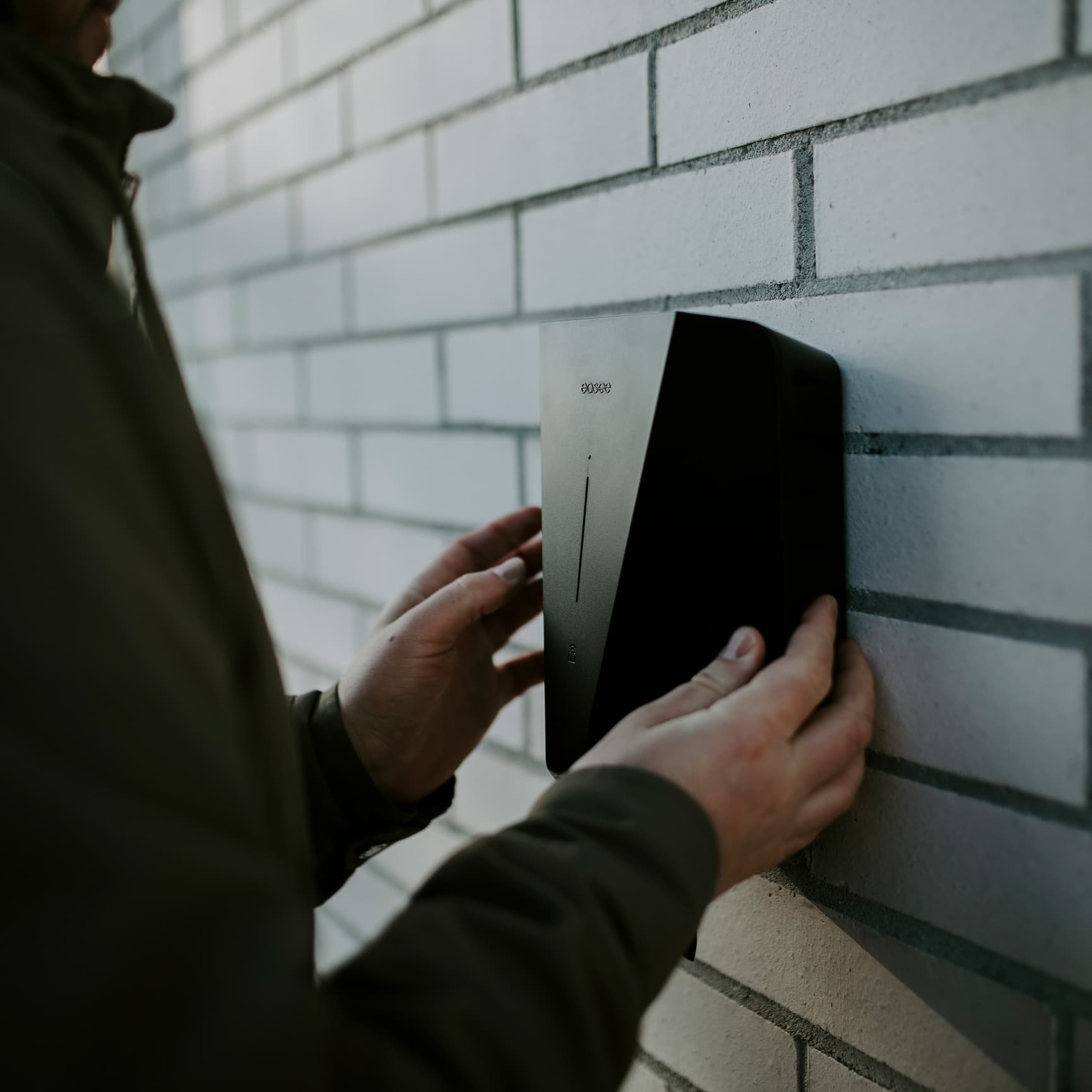 Easee UP ladeboks monteret på væg